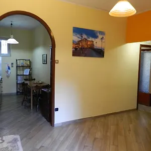 https://la-casetta-arancione-nellaeroporto-di-napoli.hotels-amalfi.com