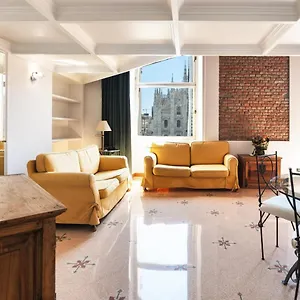 https://duomo-cathedral-view-luxury-apartment.italymilanhotels.net